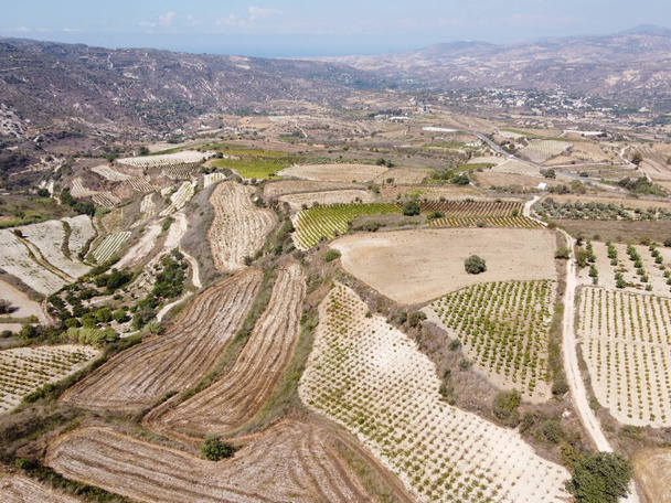 Letecký pohled na pohoří Troodos, úrodné údolí s vinicemi a olivovými háji, vesnice a bílé cesty, Kypr - Fotografie, Obrázek
