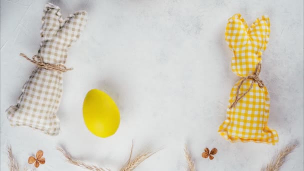 Sarı ve bej el yapımı tavşanların birbirlerine paskalya yumurtası iterek futbol oynadıkları Paskalya videosunu durdurun. - Video, Çekim