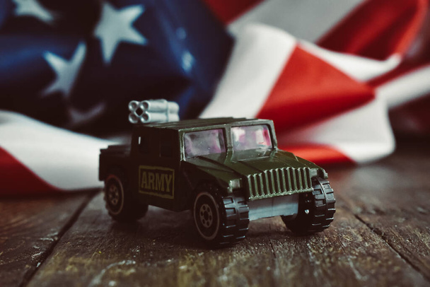 Juguete de coche del ejército con fondo de bandera americana - Foto, imagen