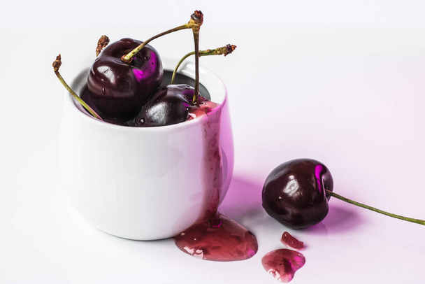 Sweet cherry in a white balloon runs out of juice - Fotografie, Obrázek