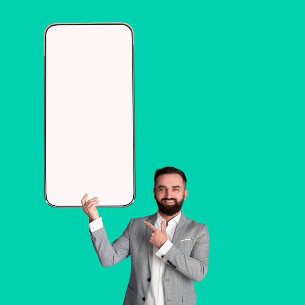 Man toont witte lege smartphone scherm, mockup - Foto, afbeelding