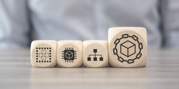 Blocos de madeira com símbolo de conceito blockchain - Foto, Imagem