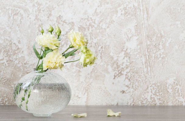 yellow eustoma in  glass vase on table - Φωτογραφία, εικόνα