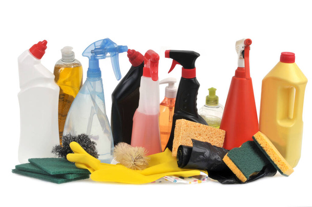 Reinigungsprodukte und Reinigungsgeräte in Nahaufnahme auf weißem Hintergrund  - Foto, Bild