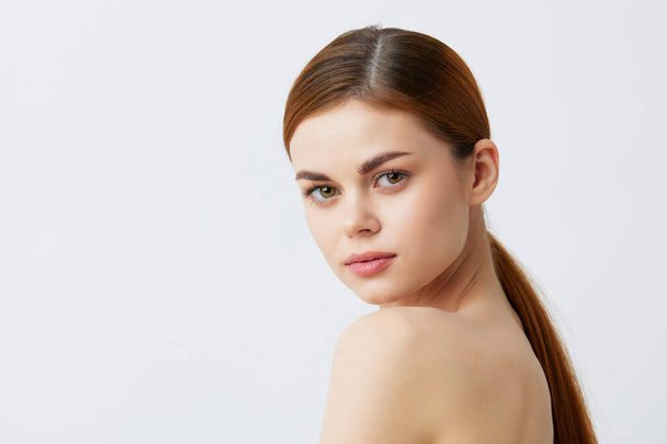 молода жінка гола плечі чиста шкіра гламур ізольований фон
 - Фото, зображення