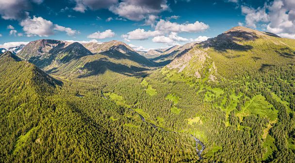 Luftaufnahme eines riesigen Flusstals in den mit dichtem Wald bewachsenen Bergen. Jagd und Nationalpark - Foto, Bild