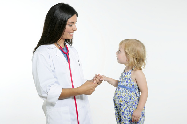 Brunette pediatric doctor with blond little girl - Φωτογραφία, εικόνα