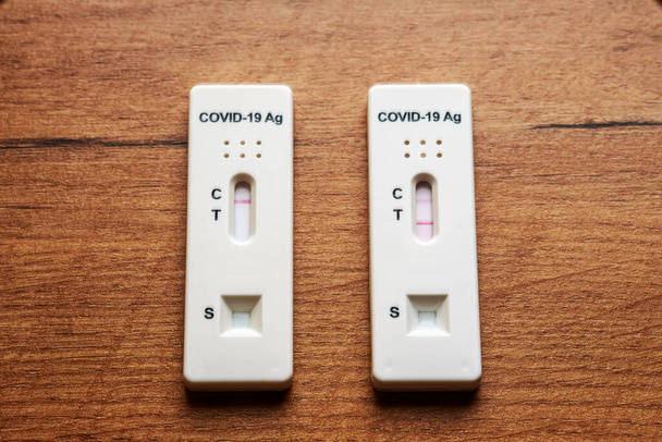 Pozitivní a negativní rychlý test na přítomnost koronaviru. - Fotografie, Obrázek