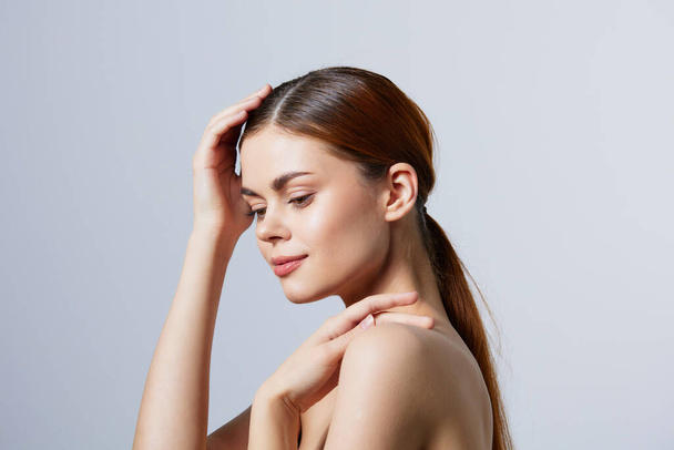 jovem mulher ruiva cabelo nu ombros cosméticos cuidados com a pele isolado fundo - Foto, Imagem
