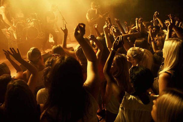 Tournage d'une foule dansant lors d'un concert de rock. Ce concert a été créé dans le seul but de cette séance photo, avec 300 mannequins et 3 groupes live. Tous les gens dans cette séance sont des mannequins libérés. - Photo, image