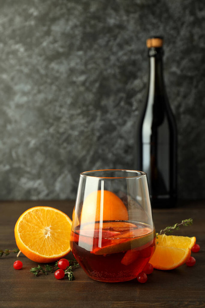 Концепция алкогольного напитка с Сангрией на деревянном столе - Фото, изображение
