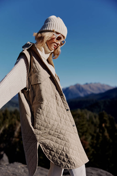 молодая женщина мода одежда горы ландшафт отдыха природы - Фото, изображение
