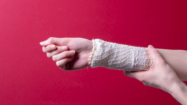 Frauenhand mit medizinischem Verband verbunden - Foto, Bild