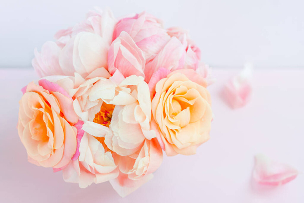 ピンクの牡丹とバラの新鮮な束 - 写真・画像