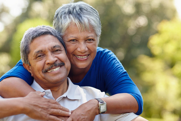 So sieht echte Liebe aus. Aufnahme eines liebevollen Senioren-Paares, das die gemeinsame Zeit im Freien genießt. - Foto, Bild