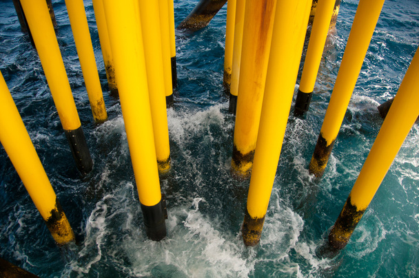 Olie en Gas produceren "slots" op Offshore Platform - olie en gasindustrie, slecht weer in de offshore olie- en gas industrie. - Foto, afbeelding