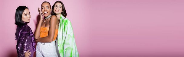 boldog fajok közötti nők divatos ruhák pózol rózsaszín, banner - Fotó, kép