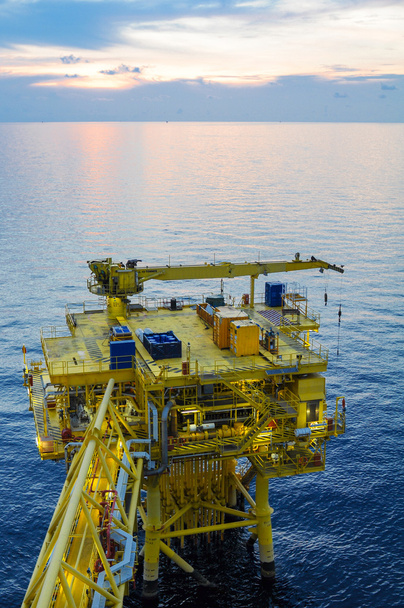 Piattaforma petrolifera e del gas nel golfo o nel mare, Petrolio offshore e costruzione di piattaforme
 - Foto, immagini