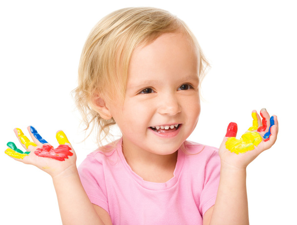 πορτρέτο του ένα χαριτωμένο κοριτσάκι που παίζει με τα χρώματα - Φωτογραφία, εικόνα