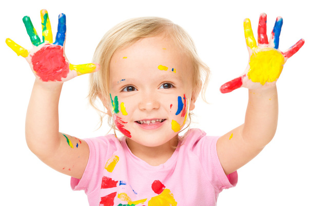 Портрет милой маленькой девочки, играющей с красками
 - Фото, изображение