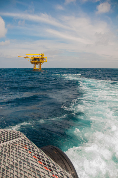Öljyn- ja kaasunporauslautta lahdella tai merellä, offshore-öljyn- ja öljynporauslautan rakennuslautta
 - Valokuva, kuva