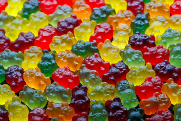 close-up full-frame achtergrond van kleurrijke gelei beren op een vlak oppervlak - Foto, afbeelding