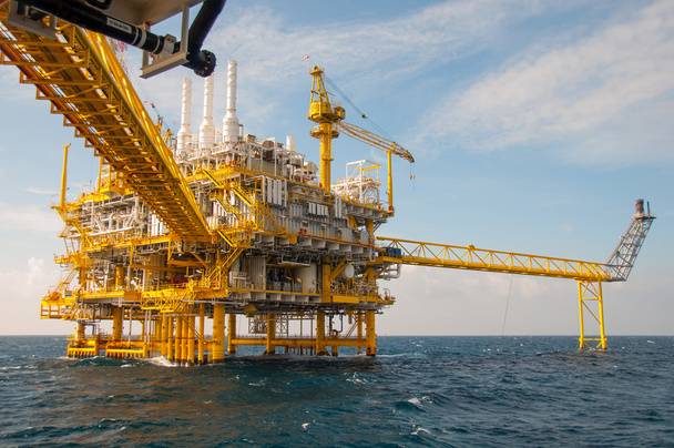 Plate-forme pétrolière et gazière dans le golfe ou la mer, plate-forme de construction pétrolière et de plate-forme de forage offshore
 - Photo, image