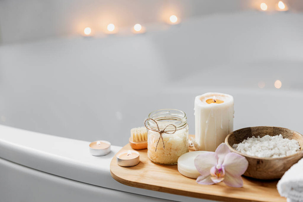 Tratamiento de spa del hotel o procedimiento de baño en casa. Cuarto de baño con accesorios en bandeja - Foto, Imagen