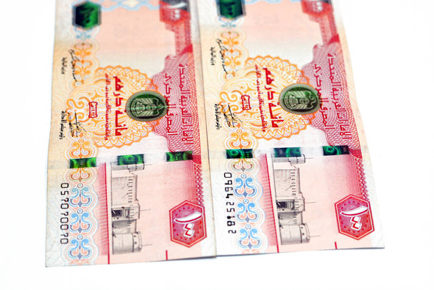 Обратная сторона 100 AED сто Dirhams банкнота Объединенных Арабских Эмиратов, валюта ОАЭ с изображением Аль-Фахиди Форт и столетие ОАЭ Основатель отец Шейх Заид изолированы на белом - Фото, изображение