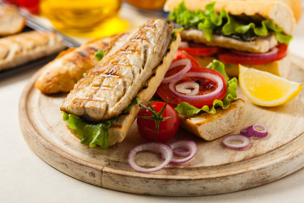 伝統的なトルコのサンドイッチにサバの焦がし - 写真・画像