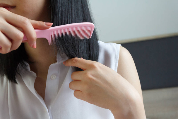 zbliżenie w górę z Azji kobieta czesanie włosy. - Zdjęcie, obraz
