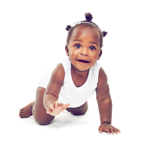 Zoveel te zien... Studio shot van een baby meisje kruipen tegen een witte achtergrond. - Foto, afbeelding