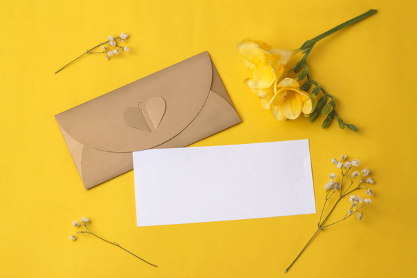 Поздравительная открытка с фрезией и цветами гипсофилы на желтом фоне, карточный макет с копировальным пространством. Шаблон для брендинга и рекламы - Фото, изображение