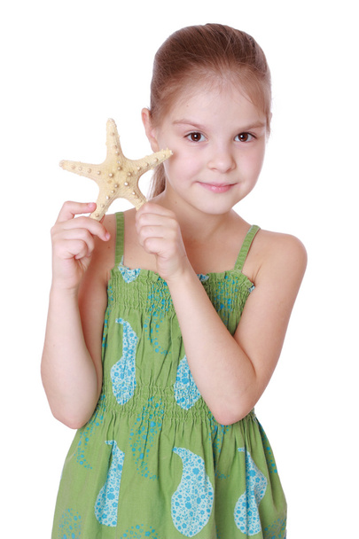 Little girl holding sea treasure - Фото, изображение