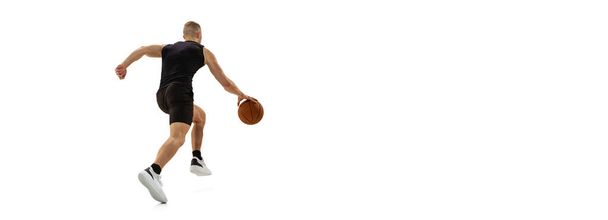 Флаєр з молодим мускулистим чоловіком, баскетболістом, що бігає з м'ячем ізольовано на білому фоні студії. Спорт, рух, концепції діяльності
. - Фото, зображення