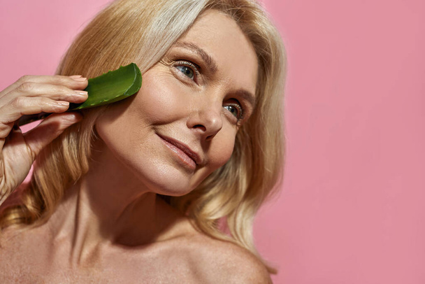 Partial of middle aged woman hold aloe vera leaf - Foto, Imagem