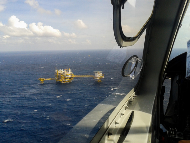 石油しガスの湾の海、オフショア石油プラットフォームとリグの構築プラットフォーム - 写真・画像