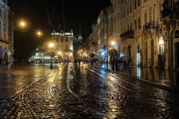 Noche de lluvia vista al Rynok o Plaza del Mercado en Lviv, Ucrania. Agosto de 2021 - Foto, imagen