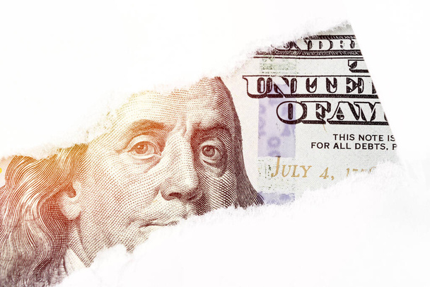 Фрагмент обратной стороны 100 долларов в рваной бумажной дыре, глаза Бенджамина Франклина от фрагмента нового 100 долларов - Фото, изображение