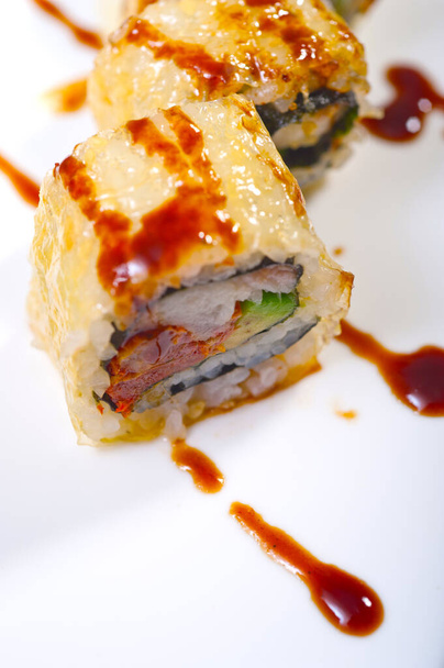 Makro-Nahaufnahme von frischem Sushi-Auswahl-Sortiment  - Foto, Bild