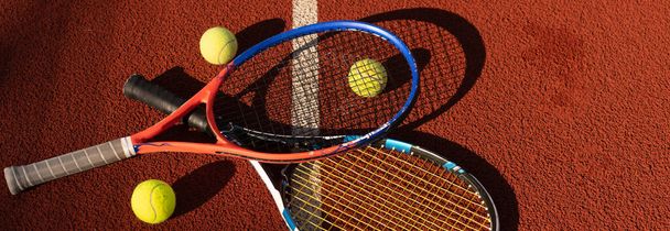 Lähikuva näkymä kaksi tennismailat ja pallot tenniskentällä. - Valokuva, kuva