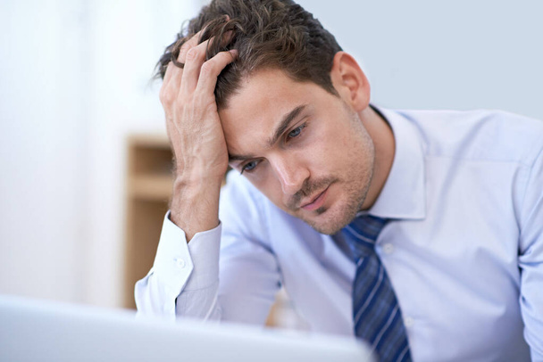 Cuando el trabajo se vuelve demasiado... un joven empresario que parece frustrado en la oficina. - Foto, Imagen