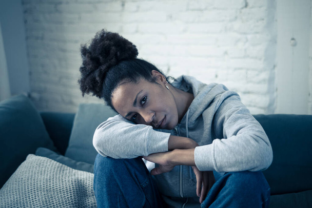 Masentunut nuori houkutteleva afrikkalainen amerikkalainen nainen makaa sohvalla kotona surullinen väsynyt ja huolissaan kärsii masennuksesta stressiä ja ahdistusta mielenterveyden, yksinäisyys ja eristyneisyys käsite. - Valokuva, kuva