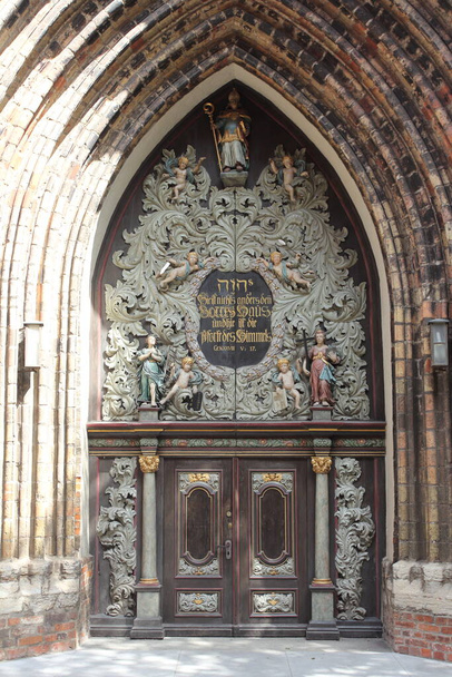 Entrada intrincadamente decorada a la iglesia de San Nikolai en Stralsund - Foto, Imagen