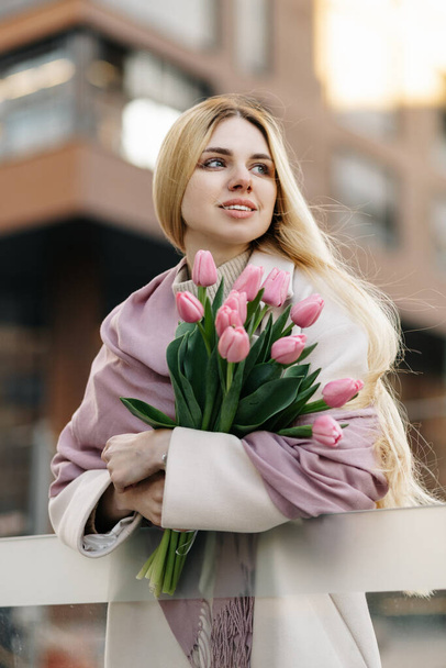 Hermosa chica con un ramo de tulipanes rosados - Foto, imagen