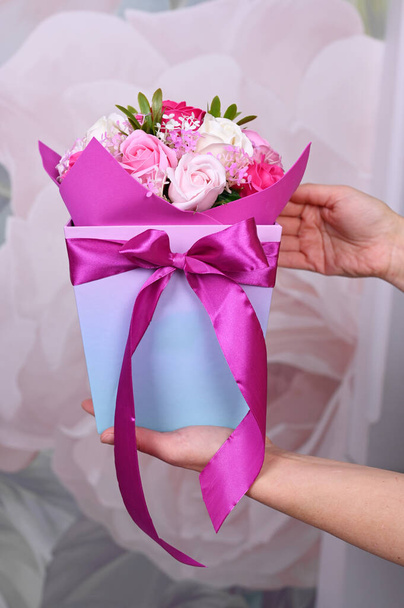 Buquê de flores em uma caixa - Foto, Imagem