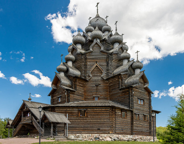 The Church of the Intercession of the Most Holy Theotokos is a functioning Orthodox church in the Nevsky Forest Park of the Vsevolozhsky District of the Leningrad Region - Fotó, kép