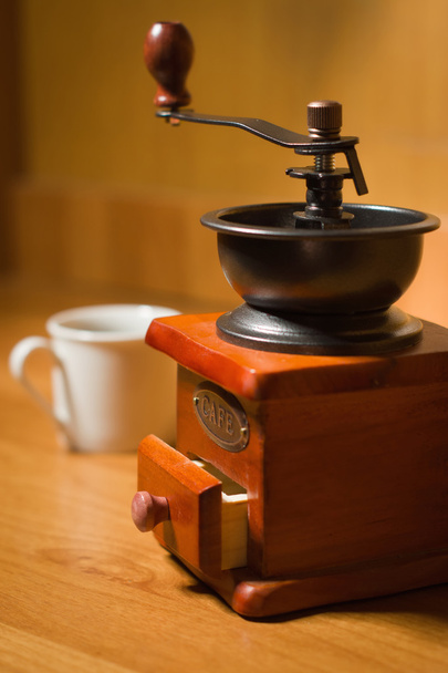 Öreg kávédaráló és egy asztal-kupa - Fotó, kép