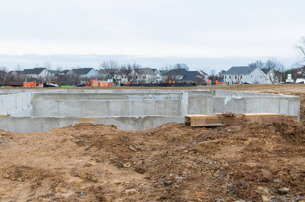 Fundament für neues Haus zementiert neue Bauarbeitsplatzstruktur - Foto, Bild