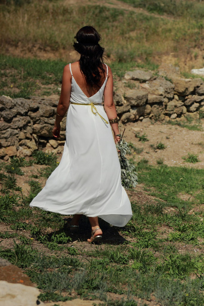 Greek woman in ancient town - Φωτογραφία, εικόνα